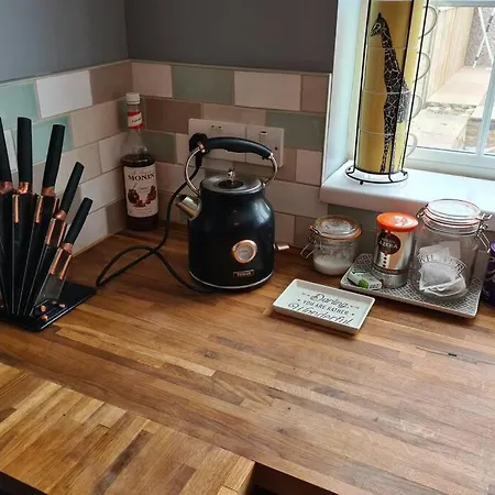 Ground Floor Flat With Garden. 10 Min To The Beach Apartment *
