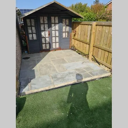 Ground Floor Flat With Garden. 10 Min To The Beach